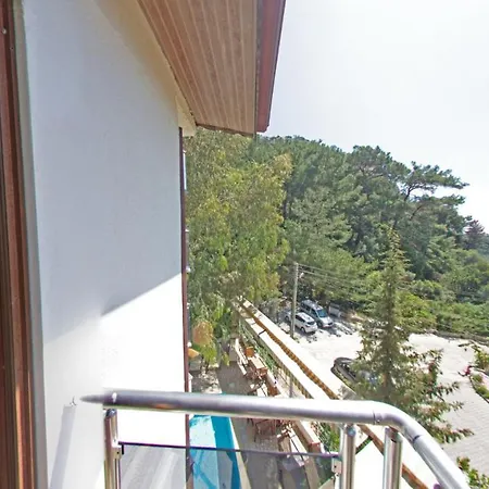 Hotel Eden Pyara